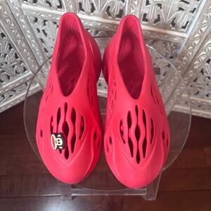 adidas Yeezy Foam Runner RNNR Vermillion Size 10 w/Julius The Monkey Shoe Charm